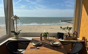 Ruime studio frontaal zeezicht AAA Locatie